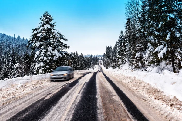 Rozmyte Samochodu Drodze Zima Górach — Zdjęcie stockowe