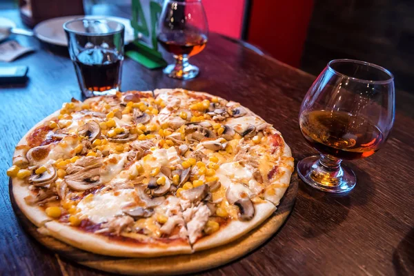 Deliciosa Pizza Con Maíz Champiñones Queso Copa Brandy —  Fotos de Stock