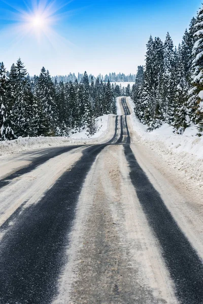 Carpathians 겨울도로에 — 스톡 사진