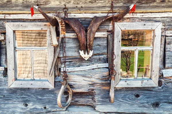 Ziegenhörner am alten Haus — Stockfoto