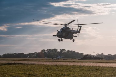 Askeri helikopter havada uçuyor.