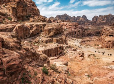 Petra 'da kırmızı kayalar. Ürdün