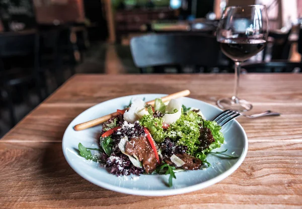 Deliciosa ensalada caliente con vino tinto —  Fotos de Stock