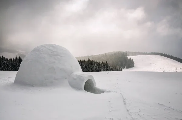 Igloo in snowy winter mountains — Stockfoto