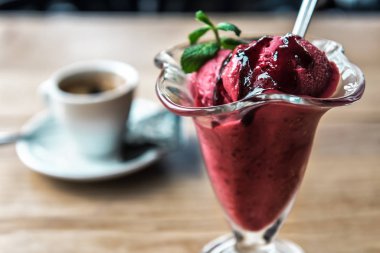 nane yaprakları ile lezzetli berry dondurma