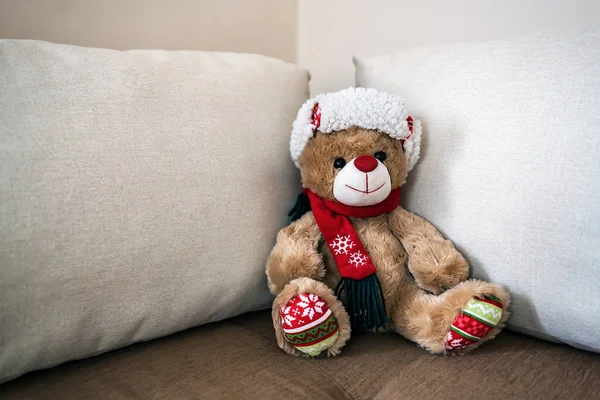 Christmas Teddy bear sits on the couch — Φωτογραφία Αρχείου