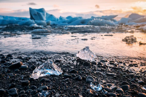 Crystal of Ice and icebergs in Jokulsarlon glacier lagoon — Fotografia de Stock