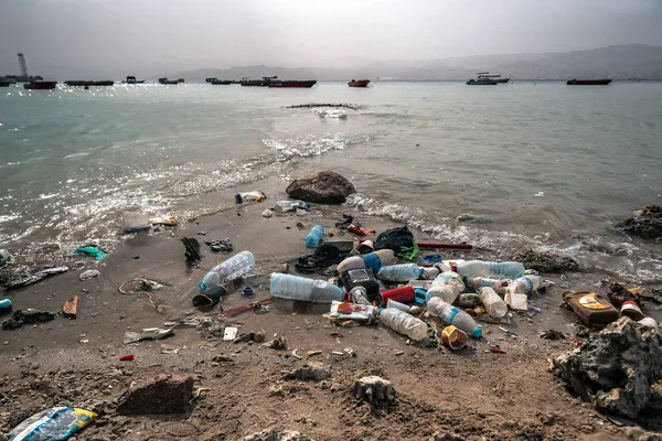 Different garbage on the beach — Foto de Stock