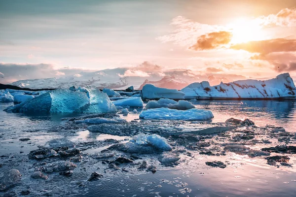 Floating icebergs in Jokulsarlon glacier lagoon at sunset — Fotografia de Stock