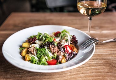 salad with tuna and wine