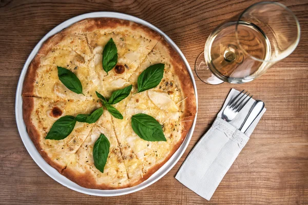 Pizza con queso y albahaca —  Fotos de Stock