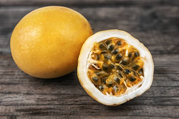 Ripe and delicious passion fruit — 스톡 사진