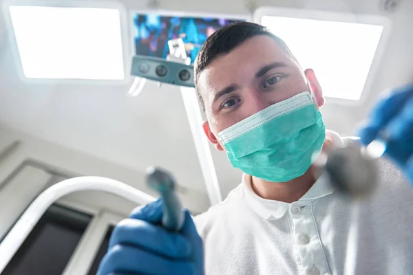 Professional dentist treats the patient's teeth — Foto de Stock