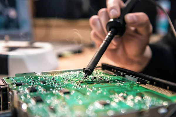 Elektronik cihazların, kalay lehimleme parçalarının onarımı — Stok fotoğraf