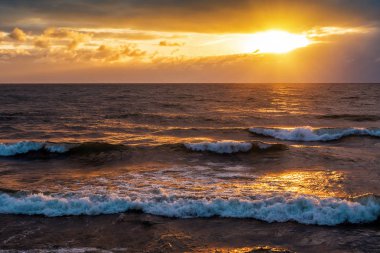 Denizin üzerinde güzel bir gün batımı