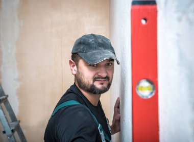 builder measures level with special tool