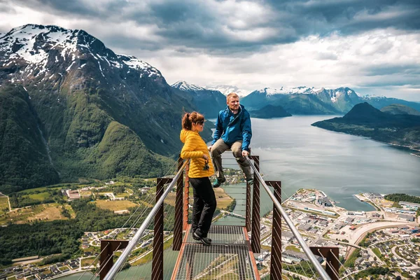 Couple in yellow ann blue jackets in Norway — Stockfoto