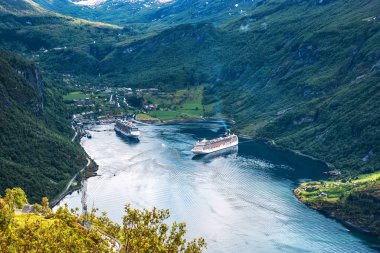 Geiranger fiyordunda demirli iki yolcu gemisi.