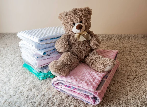 Teddy bear and soft blankets — Stockfoto