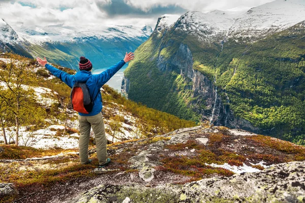 Tourist in blue over Norwegian fjord — Stock fotografie