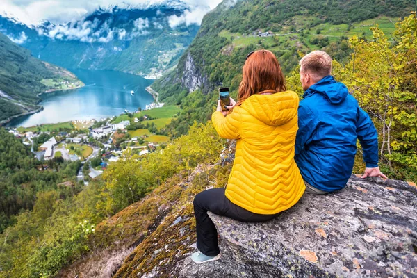 Yellow blue couple taking photos of Norwegian fjord — Foto de Stock