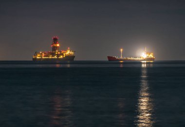 İki sanayi gemisi demirledi.