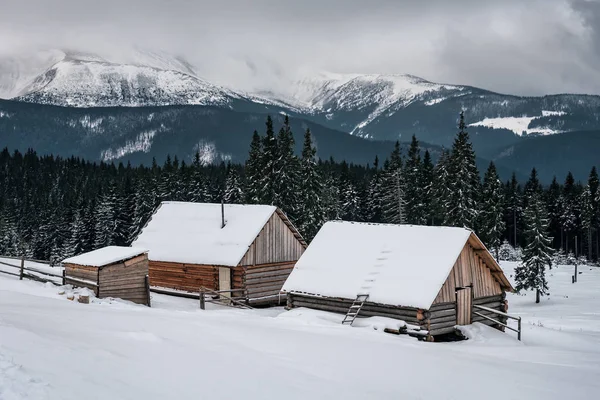 Abandoned cabins in snowy winter mountains — 스톡 사진