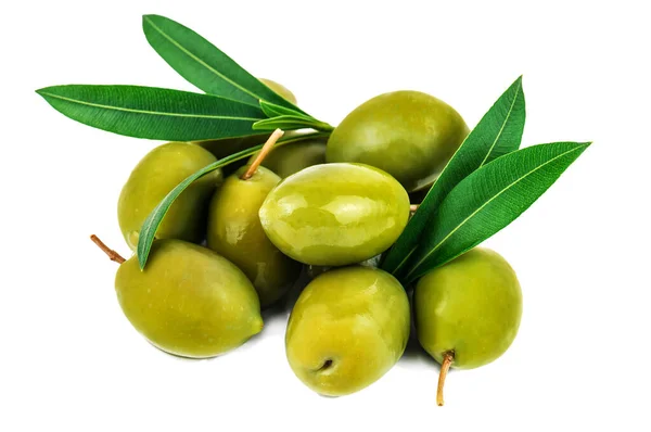 Кучка зеленых оливок с листьями на белом — стоковое фото