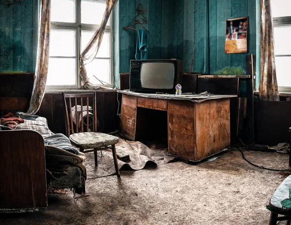 Vieille télévision et différentes ordures dans la chambre abandonnée — Photo