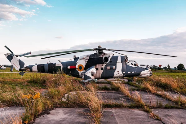 Helicóptero Militar Abandonado Campo Pôr Sol — Fotografia de Stock