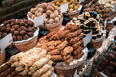 farklı tatlı şekerler (dükkanda yuvarlak çikolata, hindistan cevizi, karamel, fındık)