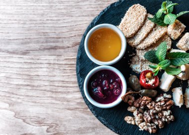 farklı peynir dilimleme parmesan, pecorino, dor blue, ceviz, lezzetli soslar ve yeşil nane yaprakları