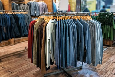 Mağazadaki askıda erkek kıyafetleri.