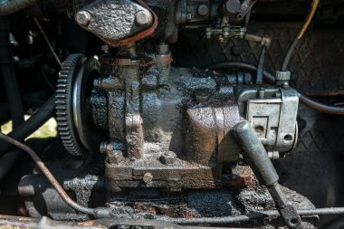 Tarım traktörünün eski modelinin dizel motoru