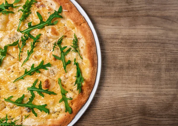 Deliciosa Pizza Con Rúcula Verde Queso —  Fotos de Stock