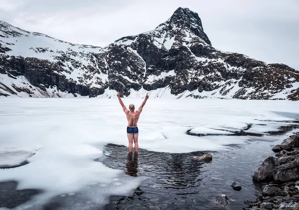 Nudo Felice Tricheco Uomo Lago Ghiacciato Norvegia — Foto Stock