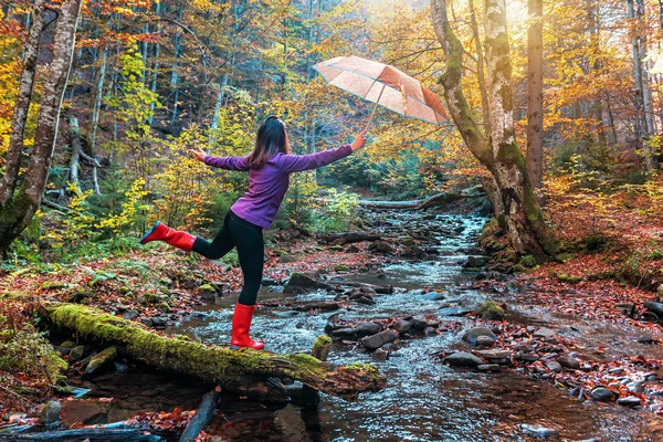 Sonbahar Ormanında Şemsiyeli Lastik Çizmeli Mutlu Turist Kız — Stok fotoğraf