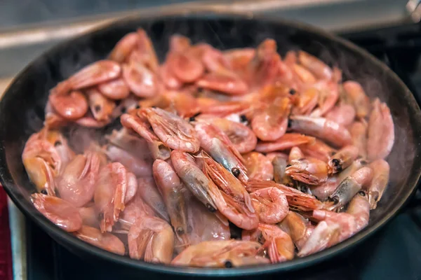 남비에 맛있는 새우를 요리한다 — 스톡 사진