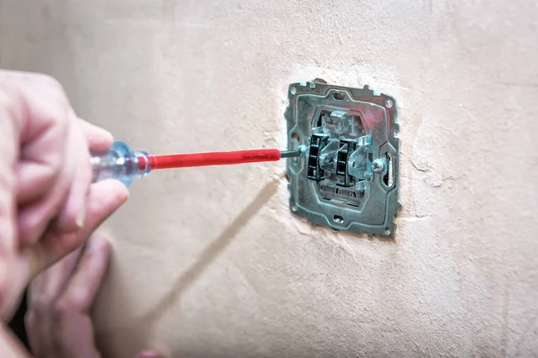 Profesyonel Elektrikçi Duvara Yeni Bir Anahtar Yerleştiriyor — Stok fotoğraf