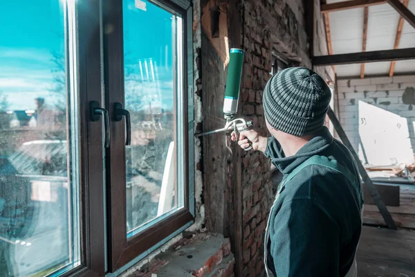 건축가가 폴리우레탄 거품으로 창문을 수정하다 — 스톡 사진