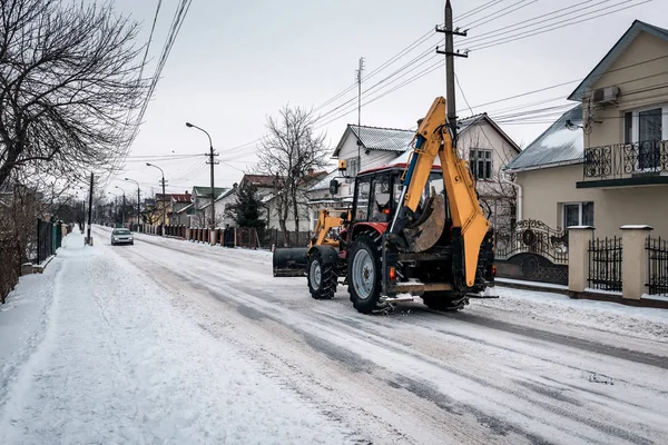Желтый Трактор Очищает Улицы Снега — стоковое фото