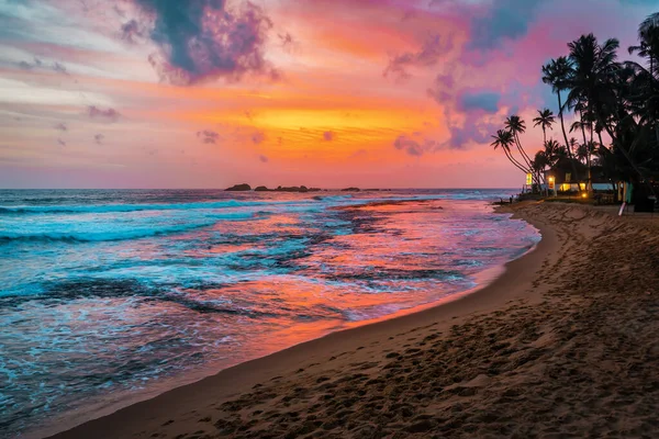 Όμορφο Τροπικό Ηλιοβασίλεμα Και Παραλία Στη Σρι Λάνκα — Φωτογραφία Αρχείου
