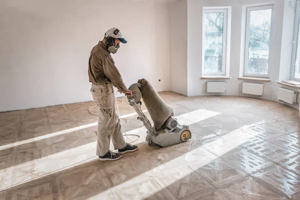 Trabajador Profesional Moliendo Parquet Con Máquina Especial —  Fotos de Stock