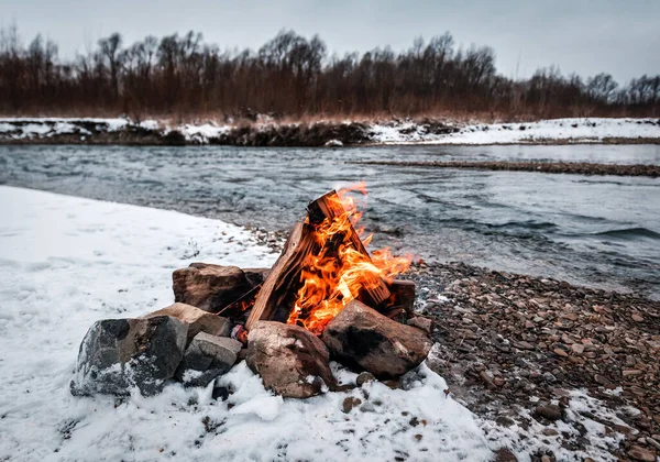 Mysig Öppen Spis Lägereld Vintern Flodstrand — Stockfoto