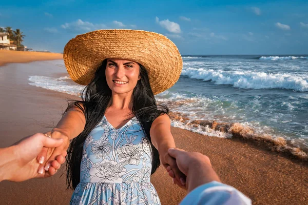 Ευτυχισμένο Όμορφο Κορίτσι Κρατά Χέρια Της Στην Παραλία — Φωτογραφία Αρχείου