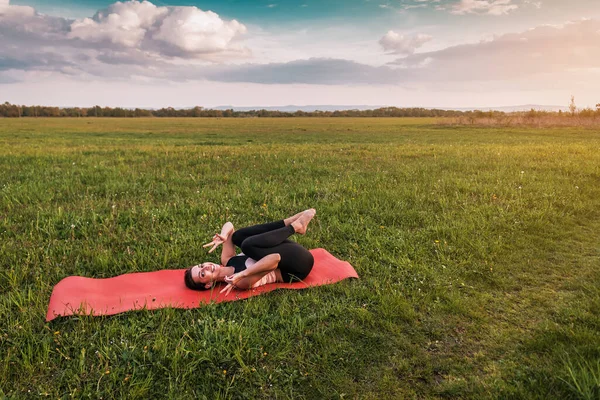 Glad Yoga Flicka Dårar Innan Tar Bilder Fältet — Stockfoto