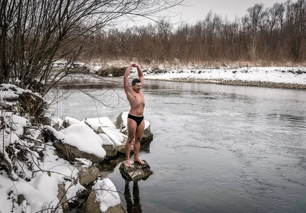 Cara Fazendo Aquecimento Fazendo Exercícios Antes Banho Inverno — Fotografia de Stock