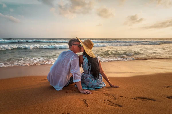 Gelukkige Huwelijksreis Vakantie Paradise Paar Ontspannen Een Kus Het Gele — Stockfoto