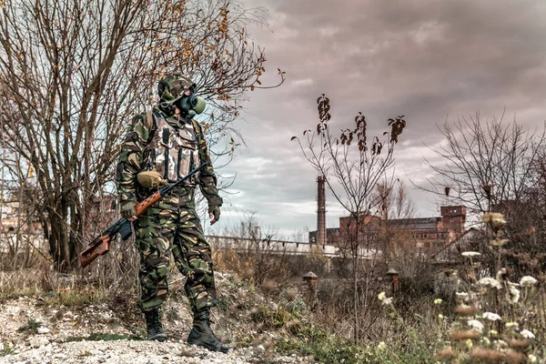 Gaz maskeli, keskin nişancı tüfekli kıyamet sonrası savaşçısı.