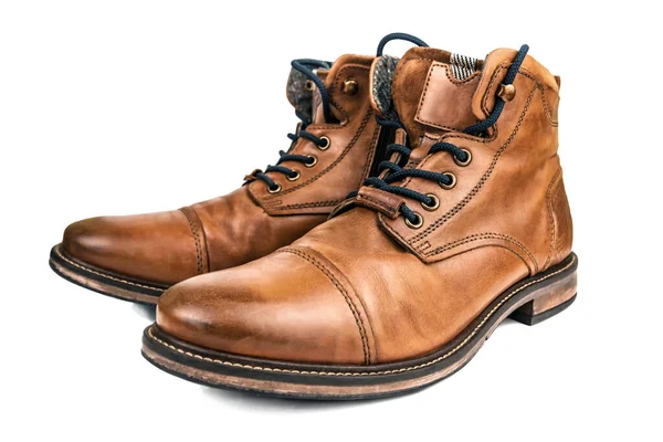 Beyaz üzerine izole kırmızı pahalı klasik ayakkabılar.